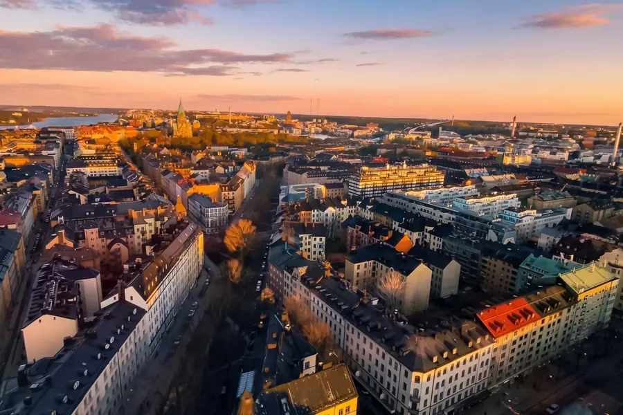 Utsikt över stadens tak i solnedgång