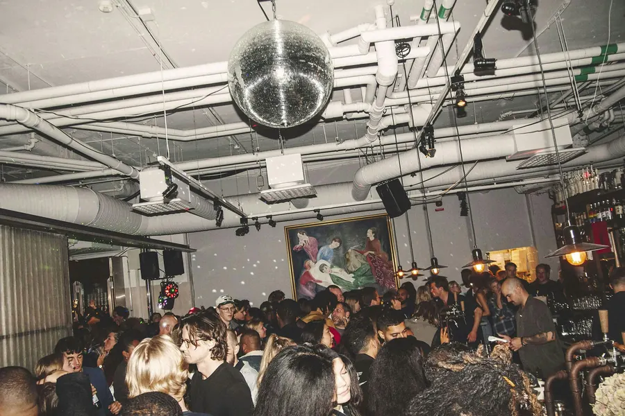 Fullsatt lokal med discokula i taket