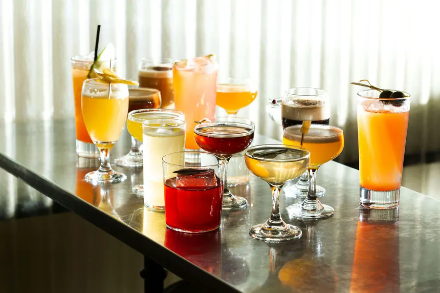 Drinkar i olika glas uppradade på en bardisk