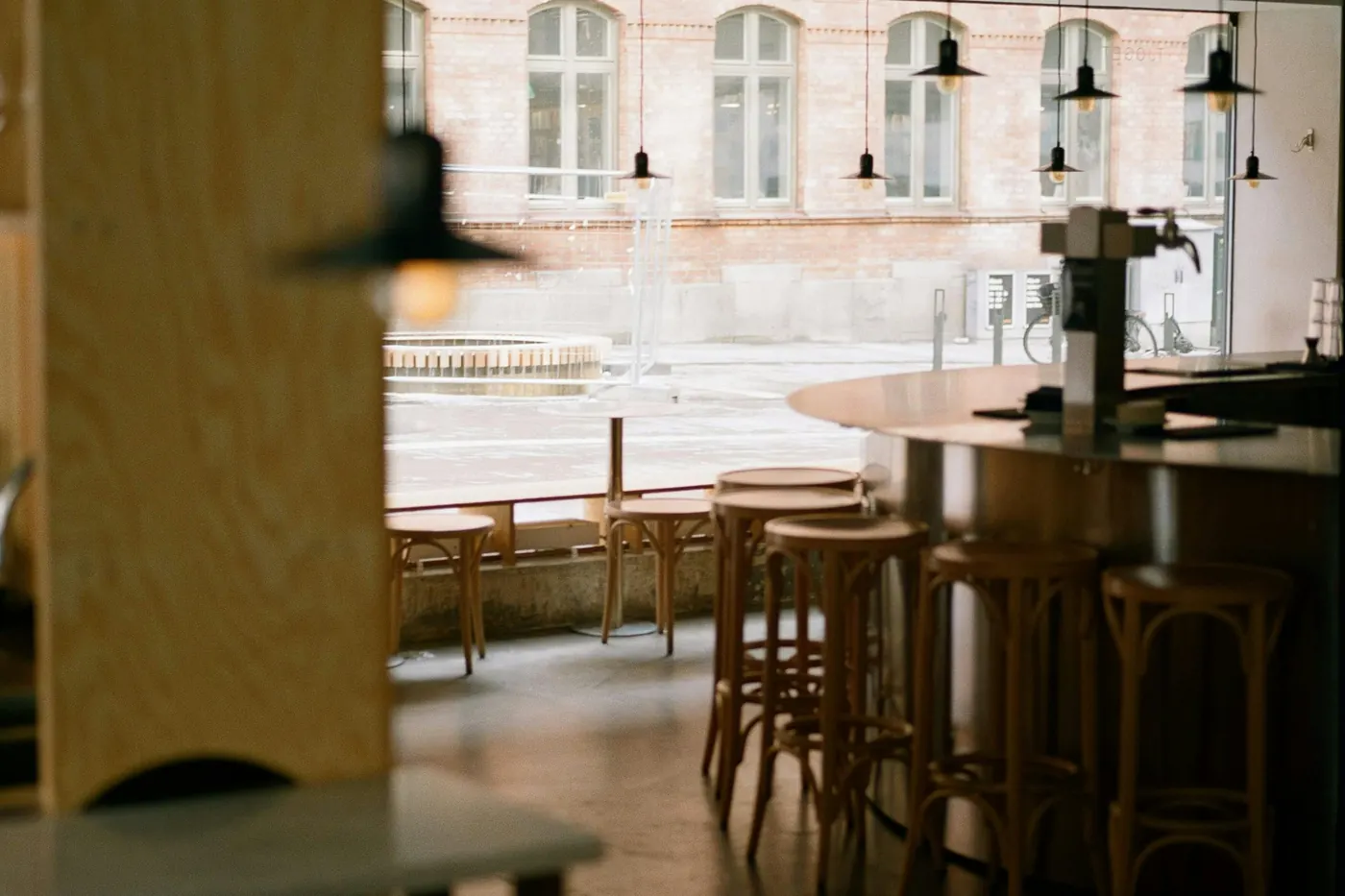 Lokal med barpallar och stora fönster mot gatan