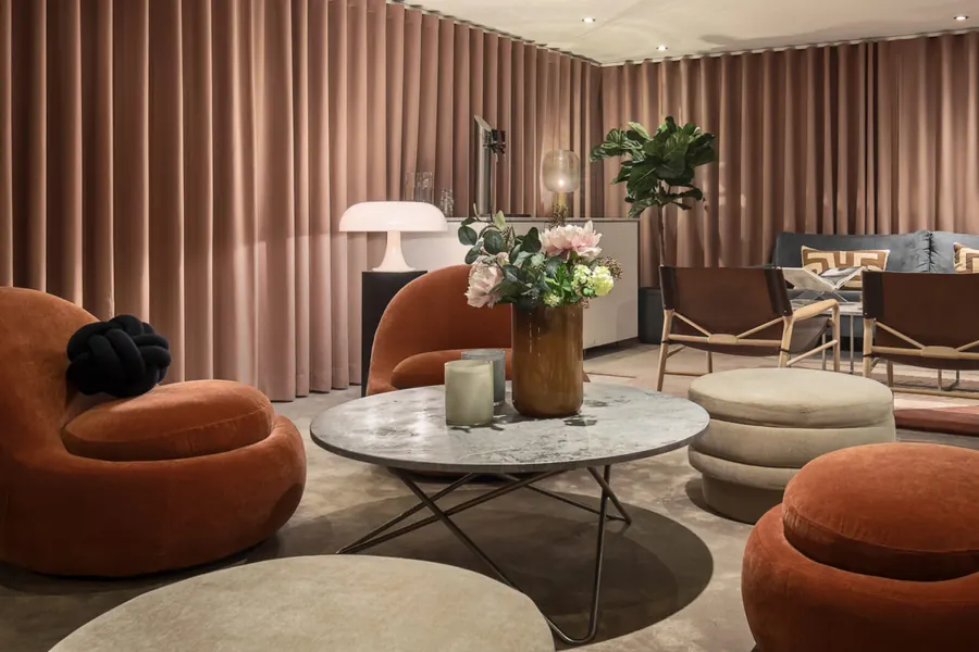 Lounge med rundade fåtöljer och ett lågt marmorbord