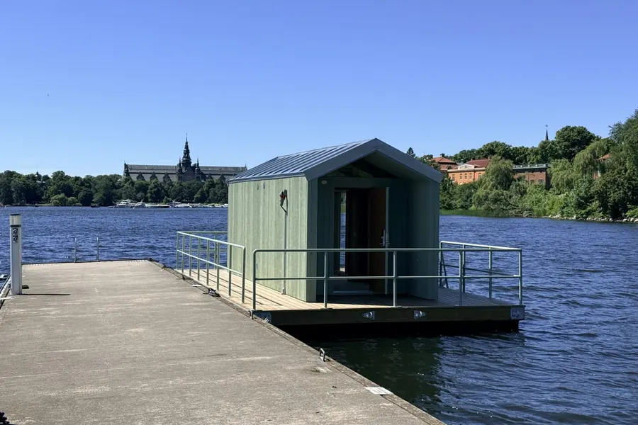 Flytande bastu vid en brygga i en kanal