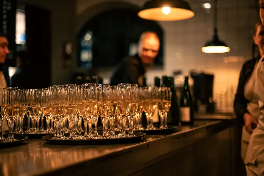 Uppradade champagneglas på en bardisk